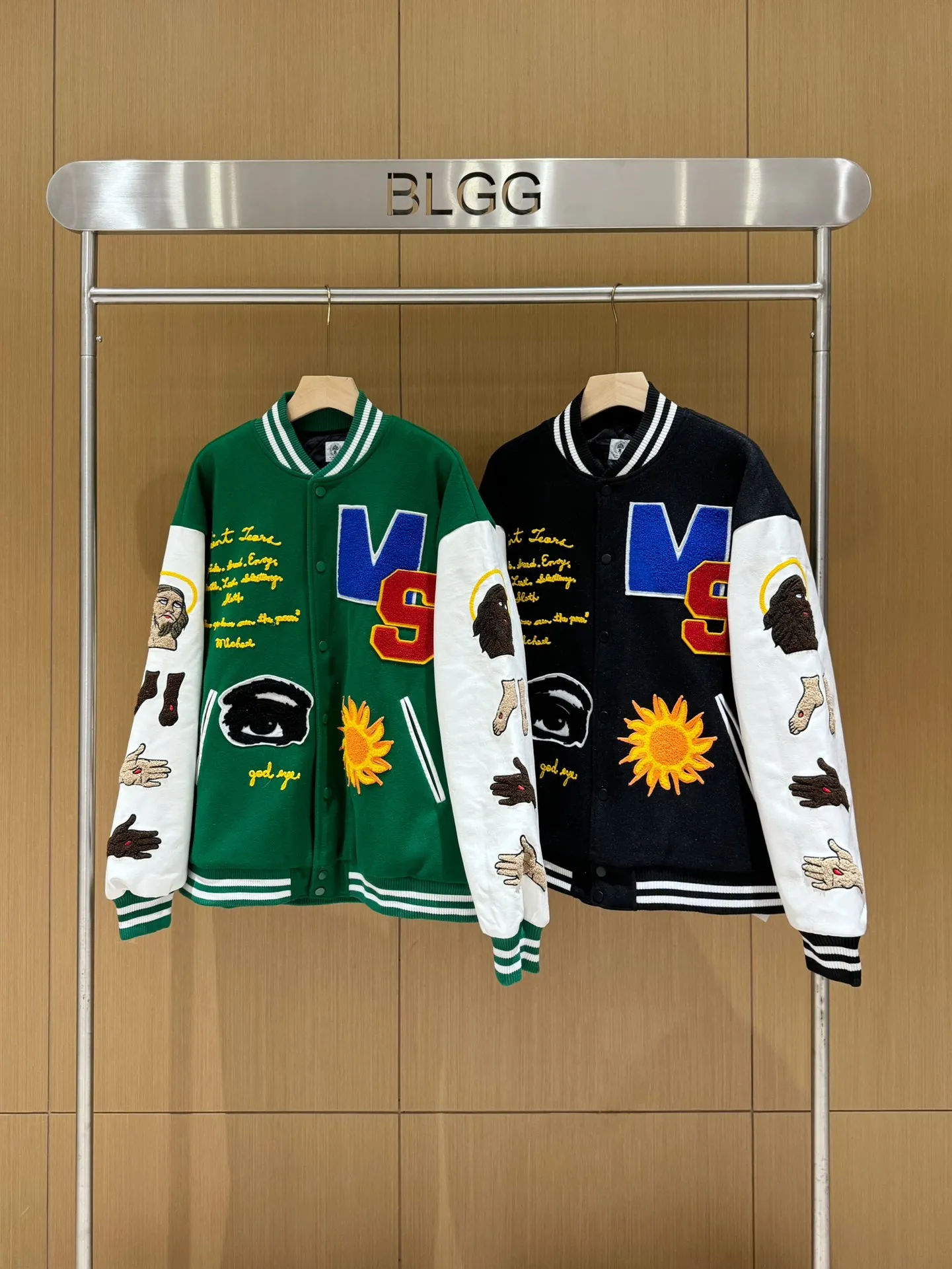 🧸Saint michael Bai Jingting same style embroidered American baseball jacket vintage jacket men and women autumn and winter p380 style number: 255# code number: m-xl color: black, green high version quilted version one is enough for the winter in the north and south multiple splicing techniques for the whole piece original version customized dyeing color 3 times of pattern making for the final version heavy work patch embroidery requires laser burning to carve out the template before embroidering Only a few pieces are produced in a day, and the factory quantity is extremely low. During the NBA All-Star Weekend, James wore a baseball jacket co-branded by Saint Michael and Denim Tears. As a top player in the sports field, in addition to his excellent skills on the court, James is also widely recognized for his ability to match private servers and carry goods off the court. Not only Lao Zhan, but also celebrities such as Bai Jingting are vying to get involved. It has to be said that the eyes of celebrities are really vicious. They are firmly standing at the top of the trend - Washing precautions - Try to avoid strong washing and strong scrubbing during the laundry process. Powerful washing mode of the washing machine. Dark colors will have slight shrinkage and floating colors during the first cleaning, which is unavoidable for knitted fabrics. It is recommended to soak in warm salt water for half an hour before cleaning.